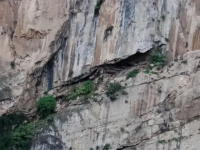 这个小镇低调了2200年，绝壁藏悬棺，古道留着马蹄印，还出美女