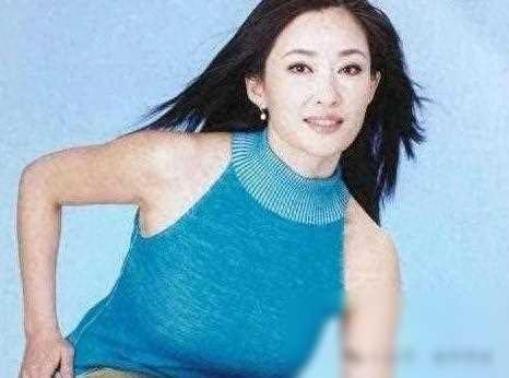 再正常不过的“哺乳”镜头，逼得盖丽丽息影，如今她让你高攀不起