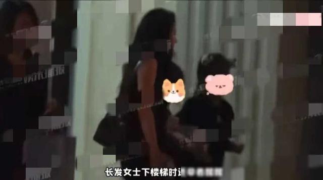 汪峰李巧恋情曝光！90后新疆美女身份不简单，去年就被拍到在一