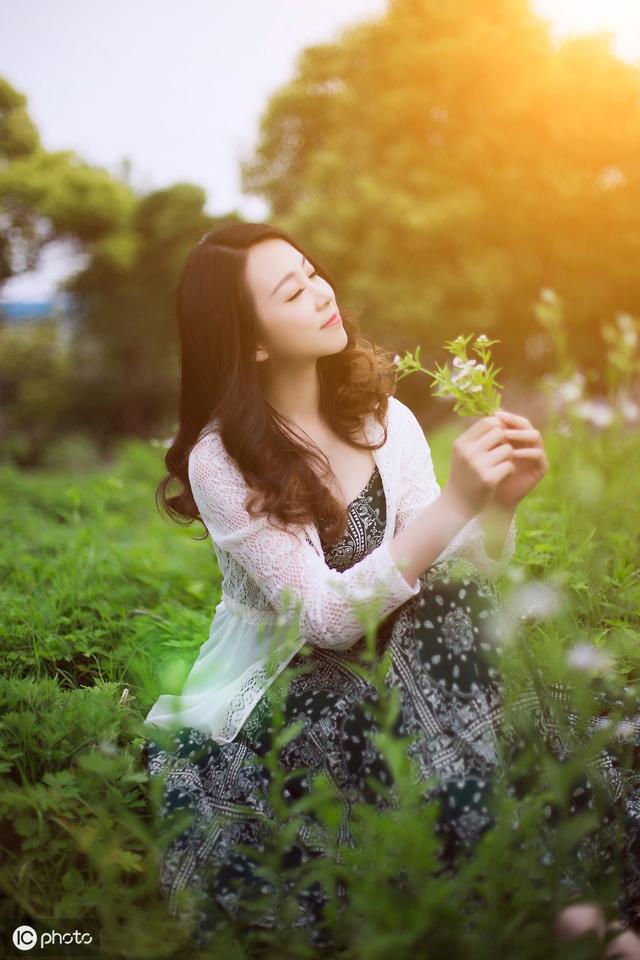 春游草地上美女清新怡人写真大片集