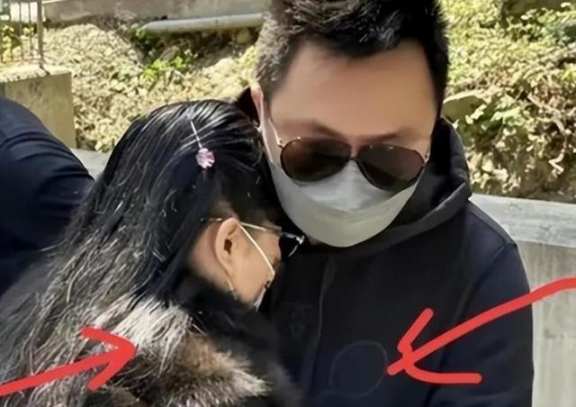 女婿摸着丈母娘胸部拍照疯狂发亲脸摸大腿合照两人关系不简单