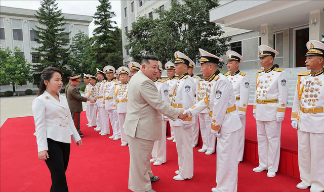 金正恩又带闺女出席阅兵式！10岁千金穿短袖西装，活脱脱的小雪主