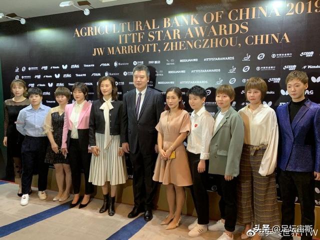 丁宁刘诗雯穿裙子亮相颁奖盛典！00后美女惊艳 假小子孙颖莎太酷