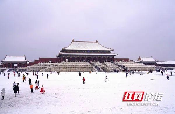 当汉服美女与春雪中的故宫相遇，我这是穿越了吗？