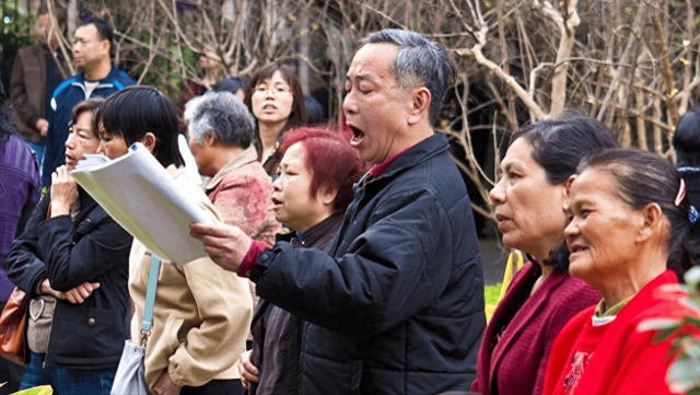 儿子接岳母来住，她晚上洗完澡只穿内衣内裤，在客厅沙发上玩手机