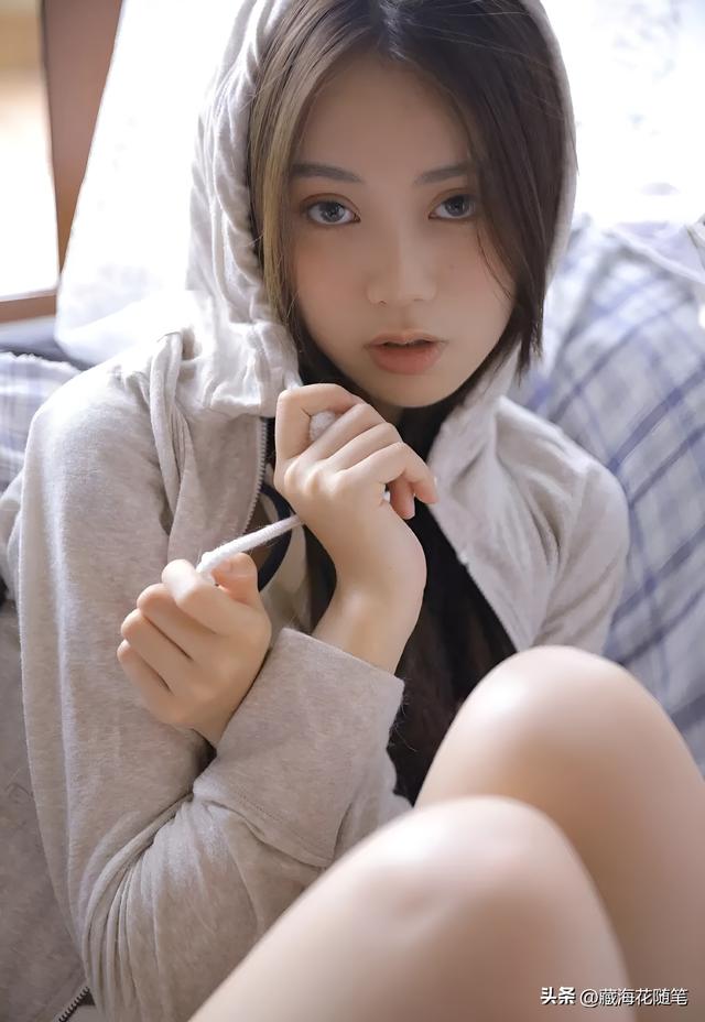 撸猫女孩的水嫩修长美腿魅力写真