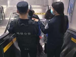 美女被骗了亲(绍兴女警从骗子手中抢回10万获被骗者亲了亲女警察)