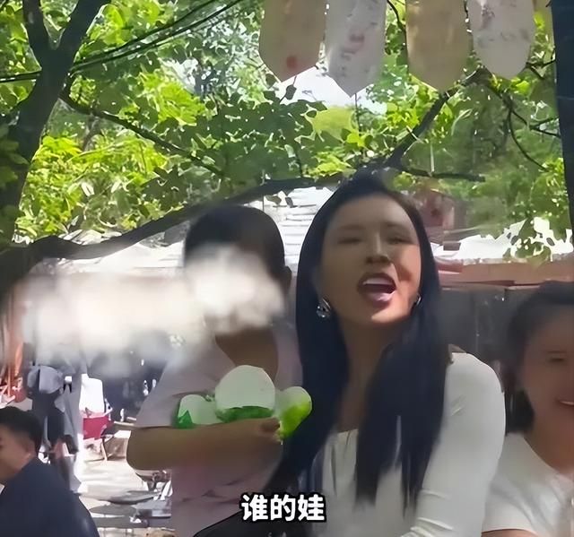 热搜第一！美女老板抱着娃“暴躁”寻找家长，性别不详，心地善良