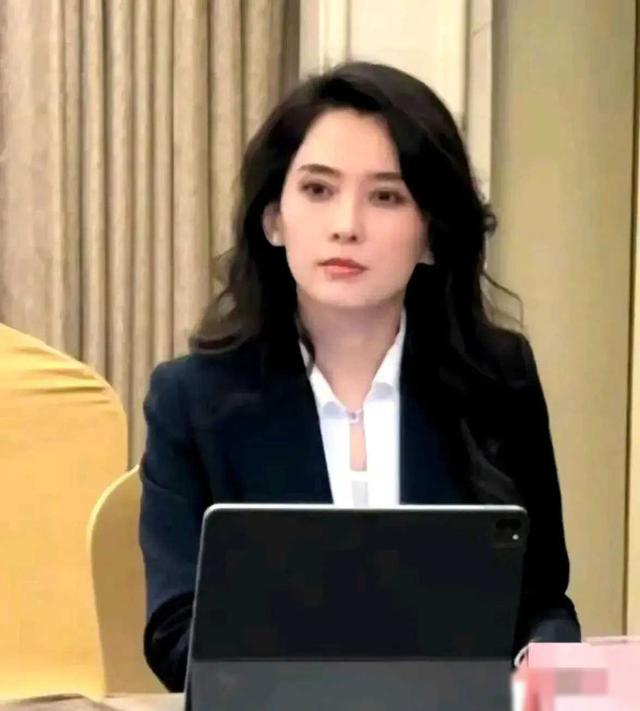 汪峰李巧恋情曝光！90后新疆美女身份不简单，去年就被拍到在一