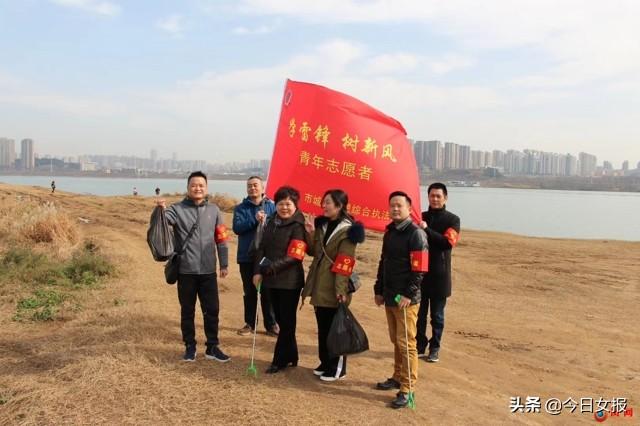 走上街头她被一些人拿刀指用油泼，但几个简单的动作让她成了城市”最美“