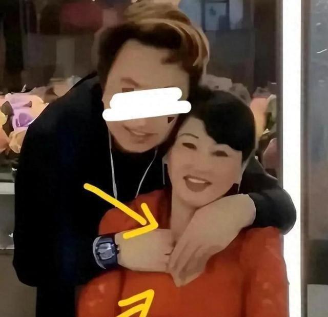 女婿摸着丈母娘胸部拍照疯狂发亲脸摸大腿合照两人关系不简单