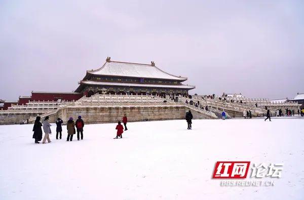 当汉服美女与春雪中的故宫相遇，我这是穿越了吗？