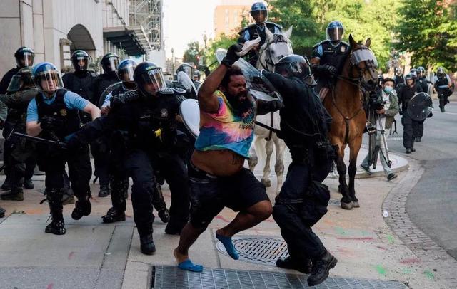 美国黑人小哥调戏白人美女，被警察制服，特警装备真土豪