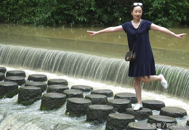 三峡旅游摄影：美女游客在景区上演凌波微步！黑超遮眼，颜值高！