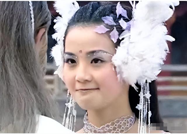 看正脸是绝世美女，侧脸却“一马平川”，这几位女明星美得太勉强