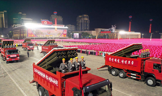 金正恩又带闺女出席阅兵式！10岁千金穿短袖西装，活脱脱的小雪主