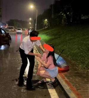 唯美女孩抱膝痛哭图片(女子失恋后蹲在雨中痛哭，暗恋她的男生赶来将她背回家：我娶你)