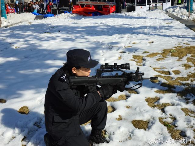 不爱红装爱武装！英气逼人美女特警手握钢枪腰插左轮美到爆