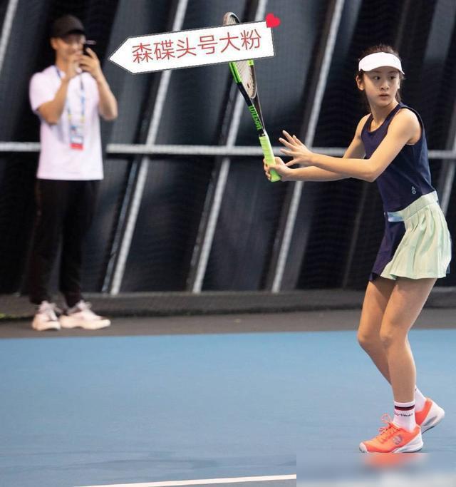 田亮女儿太早熟！12岁森碟身高近1米7，五官神似父母结合体