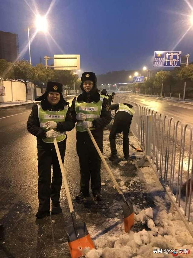 走上街头她被一些人拿刀指用油泼，但几个简单的动作让她成了城市”最美“