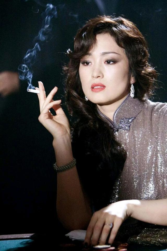 女星抽烟很妩媚，张柏芝清纯，汤唯妖艳，巩俐霸气外露！