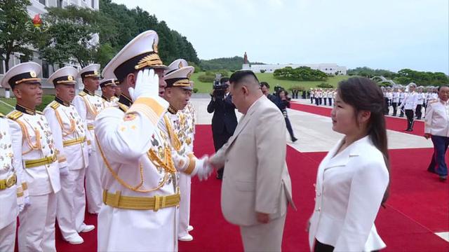 金正恩又带闺女出席阅兵式！10岁千金穿短袖西装，活脱脱的小雪主