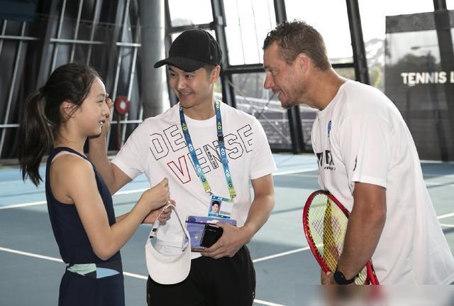 田亮女儿太早熟！12岁森碟身高近1米7，五官神似父母结合体