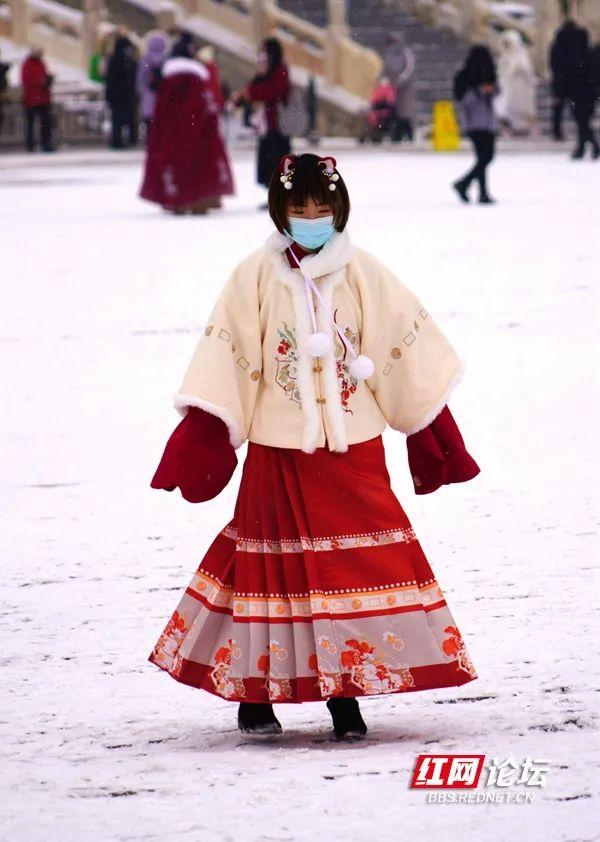 当汉服美女与春雪中的故宫相遇，我这是穿越了吗？