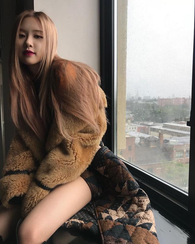 「BLACKPINK」「分享」181029 满满的秋日氛围 ROSÉ公开近况照性感大长腿吸睛瞩目