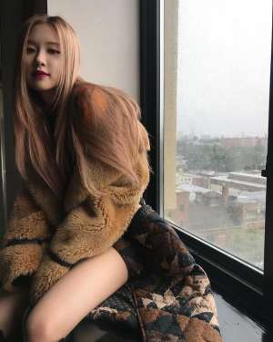 美女美腿BD(「BLACKPINK」「分享」181029 满满的秋日氛围 ROSÉ公开近况照性感大长