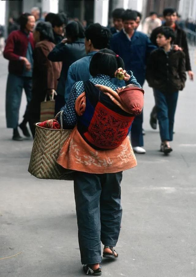 卑鄙龌龊老照片：青楼女子妖娆多姿，妇女露胸喂奶被孩子撕扯衣服