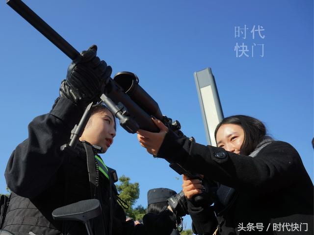 不爱红装爱武装！英气逼人美女特警手握钢枪腰插左轮美到爆