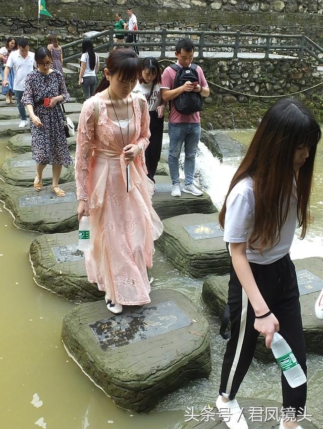 三峡旅游摄影：美女游客在景区上演凌波微步！黑超遮眼，颜值高！