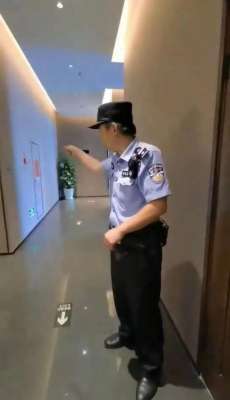 美女和帅哥在浴室里(女子在酒店浴室遇裸男，警方：他眼神不好走错浴室)