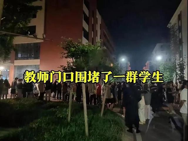 四川传媒学院爆出丑闻，两大学生在教室内上床不关灯，引全校围观