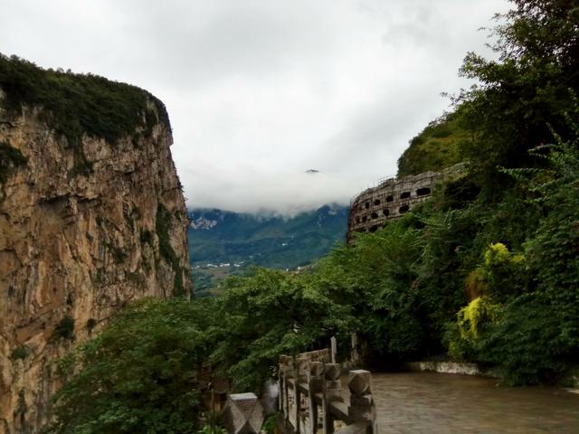 这个小镇低调了2200年，绝壁藏悬棺，古道留着马蹄印，还出美女