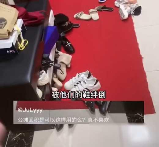 女子拍视频曝光邻居门口乱堆鞋子，网友：不能忍，可以给浇点水了