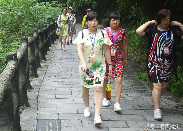 三峡旅游摄影：美女游客在景区上演凌波微步！黑超遮眼，颜值高！