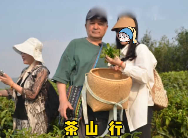 毕福剑与多位美女爬山摘茶，挎10元布包似农民，老年斑黑眼圈明显