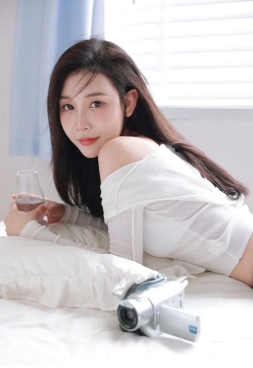 美女写真：清纯少女白色写真，可爱性感好迷人