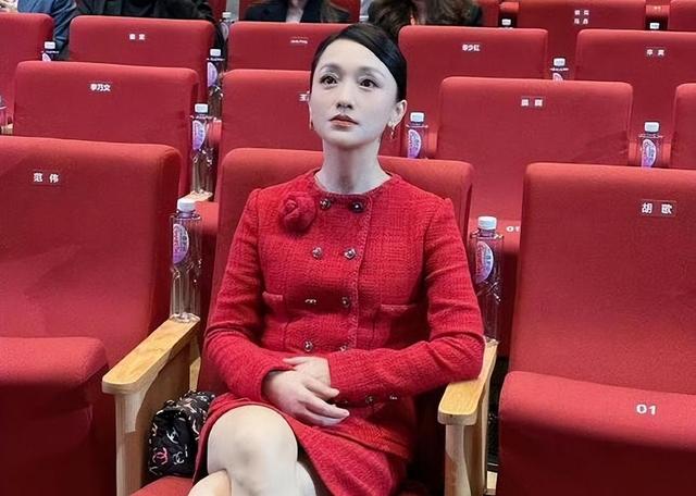 周迅“又矮又没胸”算不算美女？看她和章子怡、袁泉合照就知道