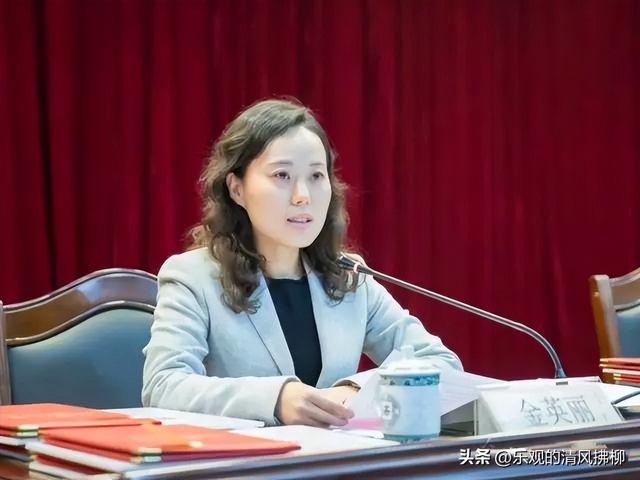 80后美女镇长为敛财出卖色相，被抓后拒不认罪，称自己是学法律的