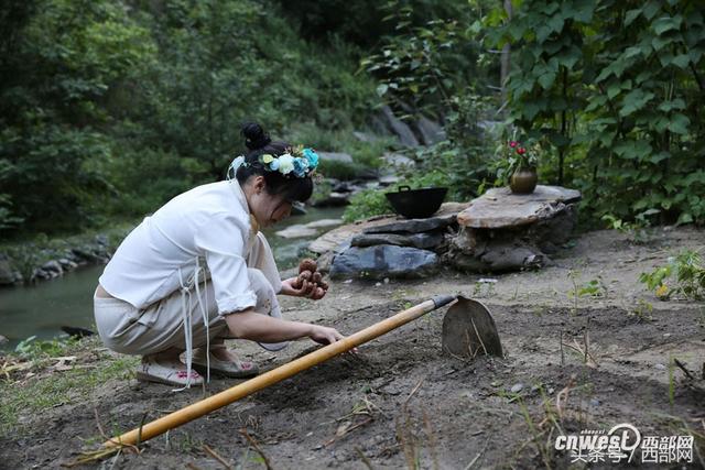 石泉90后女孩山里搭草窝 穿古装直播做美食月入2万