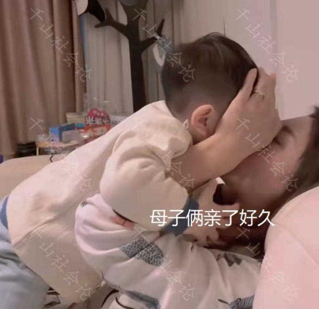 儿子坐妈妈腿上对嘴亲，女子抱着孩子头闭眼顺从，网友：亲得好久