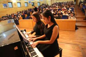 我和美女音乐老师(美女音乐老师走红，因歌声美妙动听，但上课穿着引起网友争议)