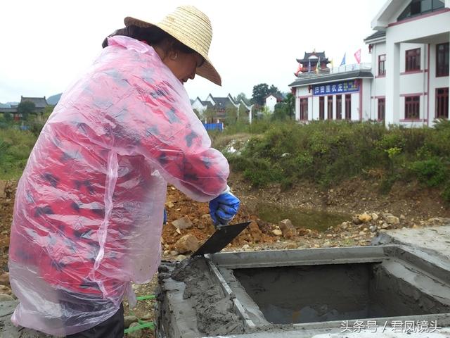 湖北宜昌：最美女泥瓦工！戴草帽批塑料膜雨衣 在建筑工地劳作