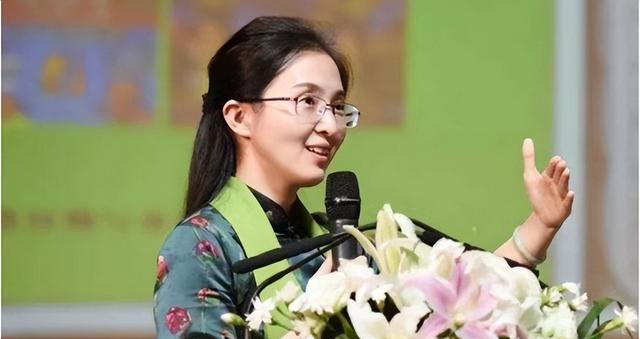 美女校长胡红梅堕落记：凭美貌走上巅峰，成“文字小偷”跌下神坛