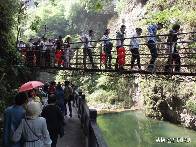 湖北宜昌：三峡大瀑布景区游客摩肩接踵 手工鞋垫60元一双