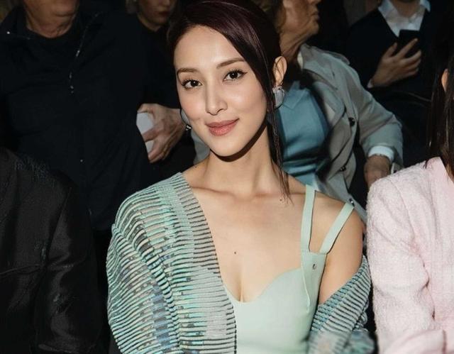 TVB女神陈凯琳玩儿大胆，穿透明装露出底裤一截，不怕走光就是