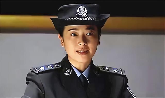 “辣眼睛”的女警扮相又来了，披头散发、高跟鞋追逃犯，真雷人